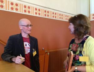 Haastattelun päätteeksi nimmari kaverilta lainaan saatuun kirjaan.