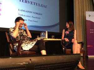 Kirjailijadialogi alkaa.