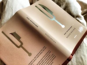 Elina Warsta on kotimaisen kirjankansitaiteen kärkeä, tässä taas taidonnäyte.