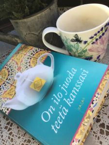 On ilo juoda teetä kanssanne