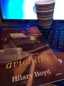 Kansikuva hämmästyttää: ei kai kuusikymppisille myydä kirjaa vanhanaikaisella kirjoituskoneella...