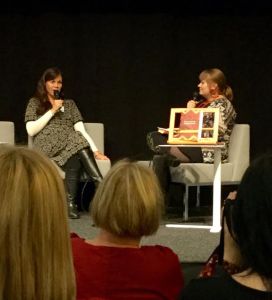 Päivi Alasalmea haastattelee Hanna Pudas Pajulinnun laulun väkevyydestä ihastuneena.