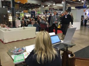 Näkymä Boknäsin osastolta ja kirjabloggaajien päivystyspisteestä Lempikahvilaan.