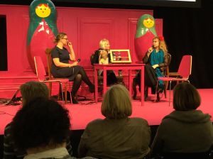 Joenpellon kirjailijatalon entinen (Katja Kettu) ja nykyinen ( Maritta Linturi) asuja.