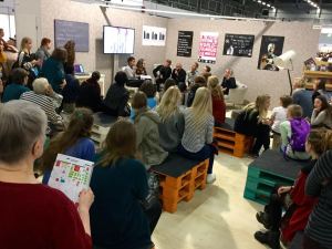 Kirjakallio järjestään tuoreella otteella kulttuurikeskusteluja. Tässä menossa some-tarinoiden pohdinta.