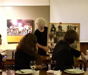 Tarja Simonen esittelee Bloggariklubissa puvustuksensa ideataulua, johon hän kokosi produktion alkuvaiheessa puvustuksen inspiraatiokuvia.