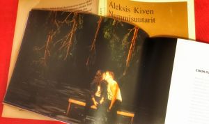 Esko meni metsään. Vaikutuin. Nummisuutarit-näytelmän käsiohjelma on informatiivinen: siihen on koottu tietoja esityksen ja näytelman taustoista.