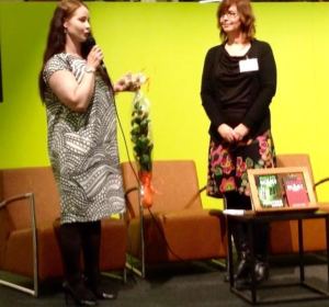 Satu Leisko (vasemmalla) juuri palkinnon saaneena. Kuva: Marjo Repo