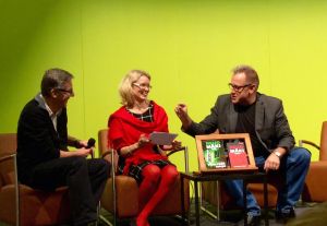 Kirjajulkkarit. Ari Sainio (vasemmalla) selkoisti Reijo Mäen (oikealla) Pimeyden tangon. Leealaura Leskelä Selkokeskuksesta haastatteli tekijöitä.