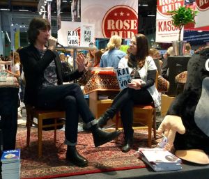 Antti Tuomainen Kaivosta kaivelemassa