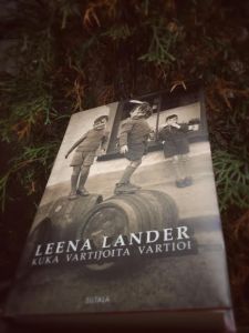 Romaanin Eeva ostaa Irlannin Kingstonista vuodenvaihteessa 2012 postikortin, jonka kuva on päätynyt kirjan kanteen.