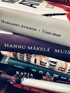 Kesken jäänyt, joitain luettuja ja pari lukematonta.