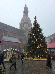 Joulutunnelmaa lumisateessa