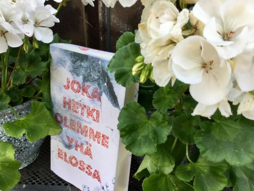 Joka hetki olemme yhä elossa