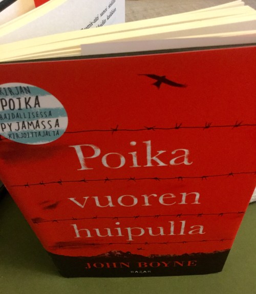 Poika korkealla vuorella